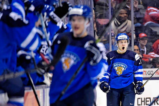 Finlands Juuso Ikonen jublar