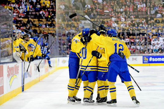 Sveriges spelare firar Lucas Wallmark gjort 2-1 i