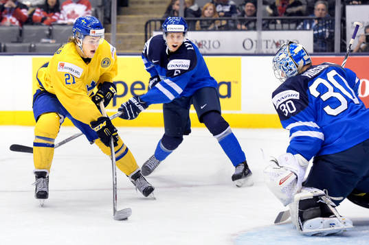 Sveriges William Nylander oroar framför Finlands målvakt