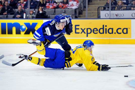 Finlands Atte Mäkinen fäller Sveriges William Nylander i