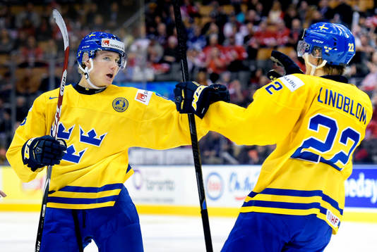 Sveriges Gustav Forsling firar 1-1 med Oskar Lindblom i