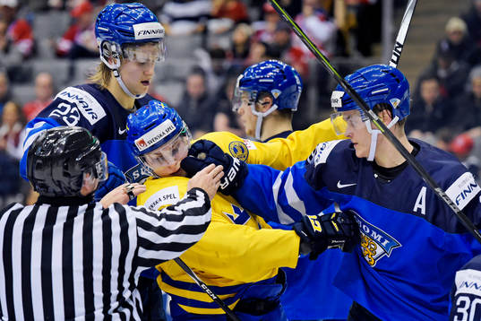 Sveriges Anton Blidh och Finlands Julius Honka i bråk i