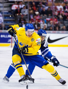 Sveriges Adrian Kempe utmanar Finlands Sebastian Aho i