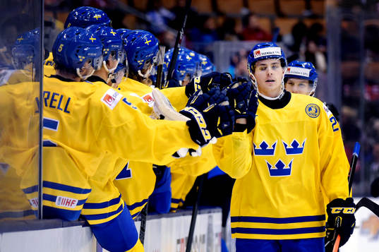 Sveriges Adrian Kempe gratuleras