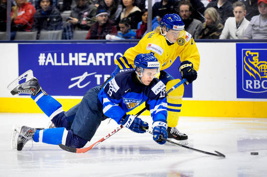 Finlands Mikko Rantanen faller