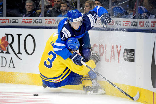 Sveriges William Lagesson tacklar Finlands Hannes
