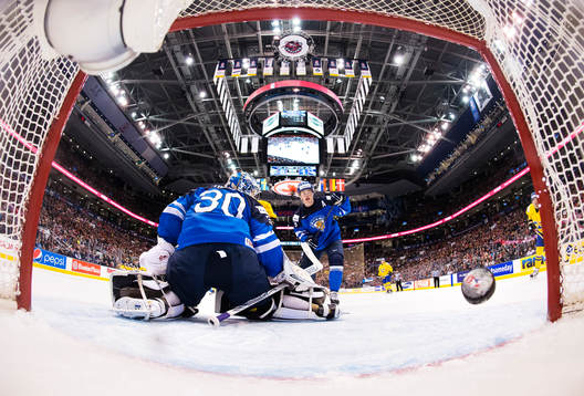 1-1-pucken från Sveriges Gustav Forsling (ej i bild) går