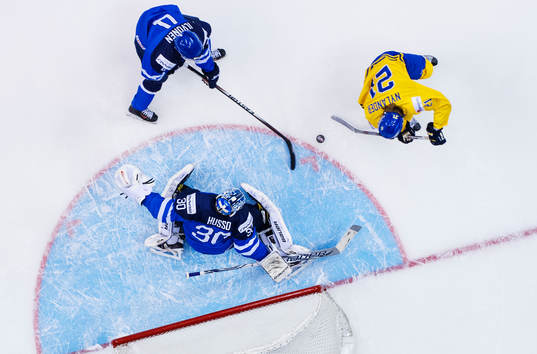 Finlands målvakt Ville Husso räddar en målchans från