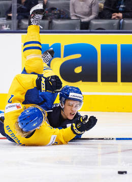 Sveriges Julius Bergman och Finlands Mikko Rantanen i en