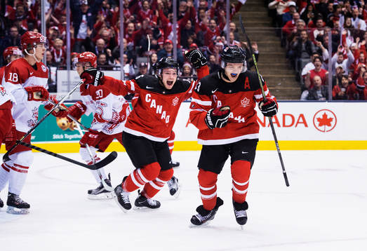 Kanadas Max Domi och Sam Reinhart jublar