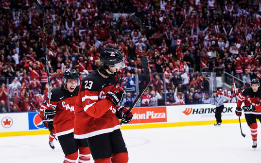 Kanadas Max Domi och Sam Reinhart jublar