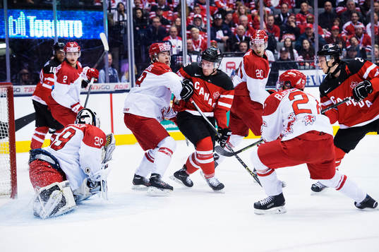Kanadas Sam Reinhart (t h) skjuter in 2-0 bakom Danmarks