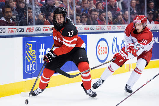 Kanadas Connor McDavid och Danmarks Victor Eskeröd i
