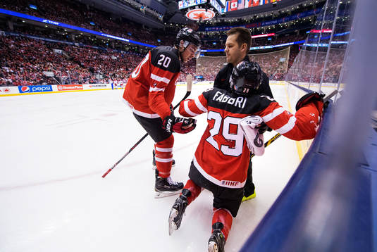 Kanadas Nick Paul hjälper Robby Fabbri som åker på en