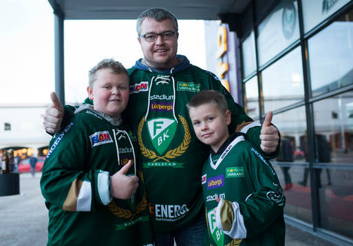 Färjestads supporters visar tummen upp