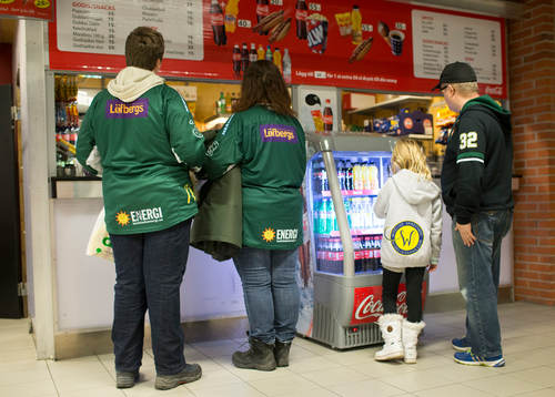 Färjestads supporters köar i kiosken innan