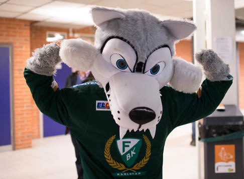 Färjestads maskot Ture Varg visar sin styrka innan