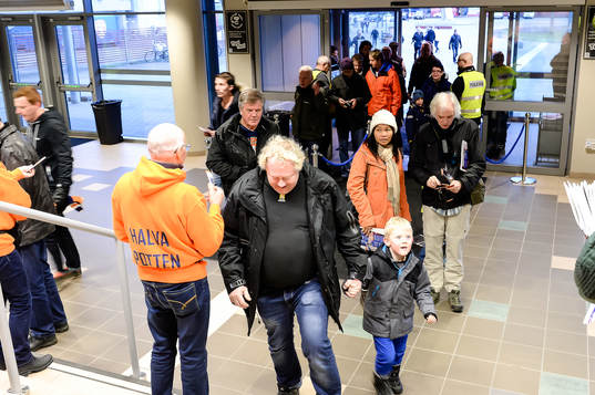 Glada åskådare innan ishockeymatchen i SHL mellan Växjö