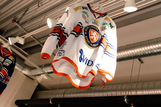 En tröja i taket på Vida Arena