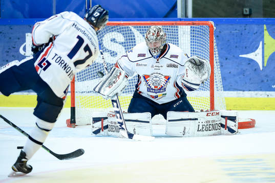 Linköpings målvakt Marcus Högberg räddar en puck
