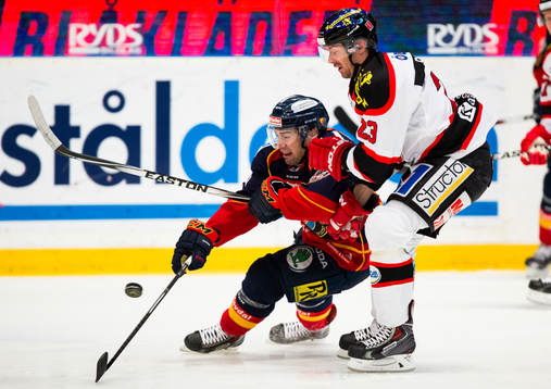 Djurgårdens Steve Saviano i kamp om pucken med Örebros