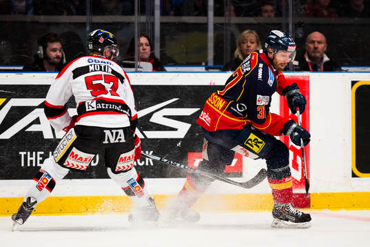 Örebros Johan Motin och Djurgårdens Mikael Samuelsson