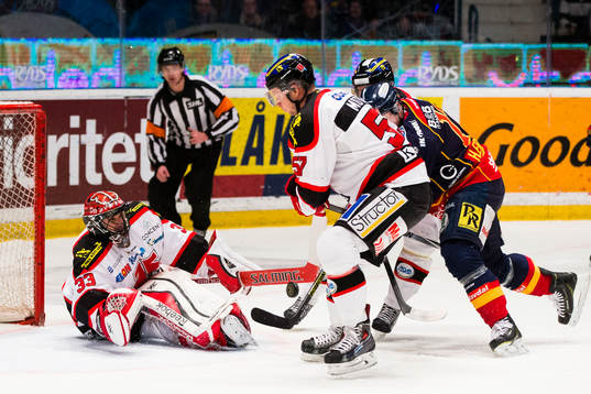 Örebros målvakt Julius Hudacek med en räddning