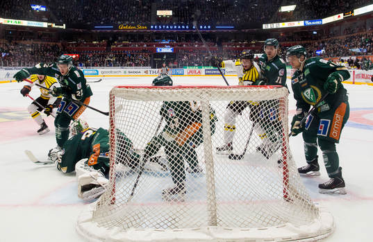 Hett framför Färjestads målvakt Fredrik Pettersson