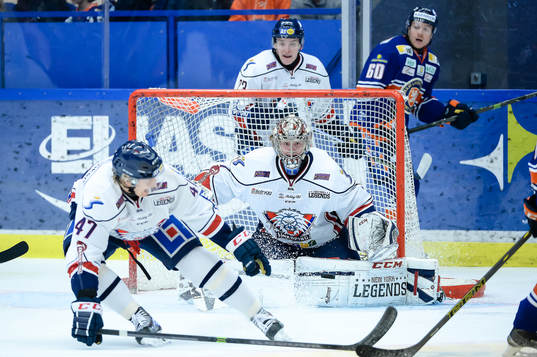 Linköpings målvakt Marcus Högberg räddar en puck och