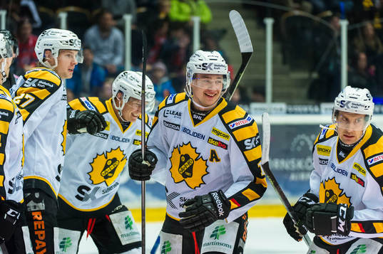 Skellefteås Patrik Zackrisson sätter första målet för