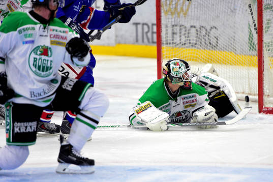 Rögles målvakt Lars Volden ser pucken från Oskarshamns