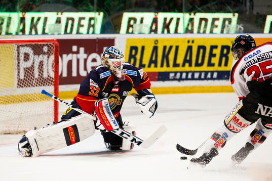 Djurgårdens målvakt Mikael Tellqvist tvingas släppa in