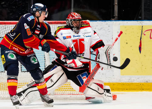 Djurgårdens Markus Ljungh stör Örebros målvakt Julius