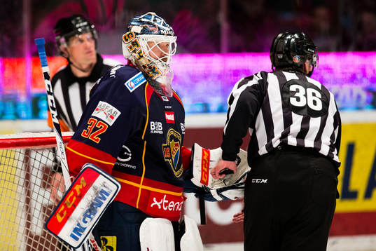 Djurgårdens målvakt Mikael Tellqvist lämnar över pcuken