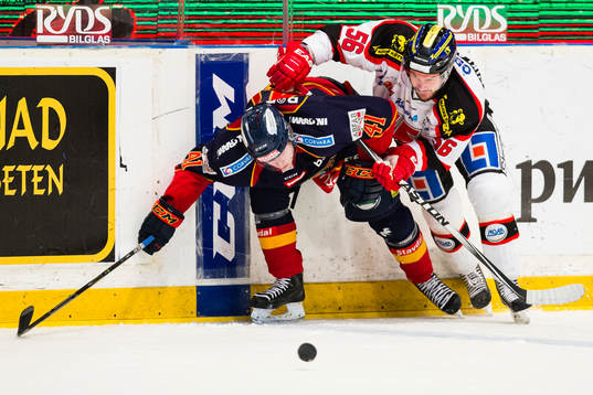 Djurgårdens Alexander Falk i kamp om pucken med Örebros