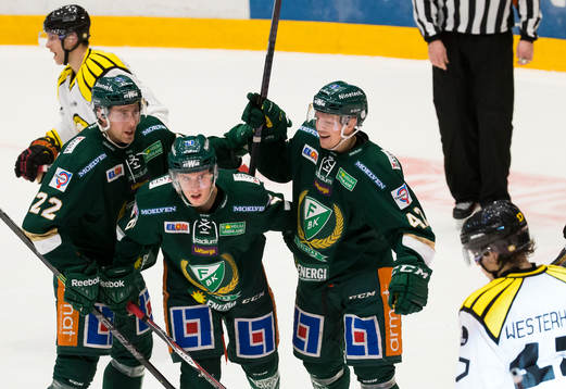 Färjestads Shawn Lalonde (ej i bild) gör mål 2-1 och