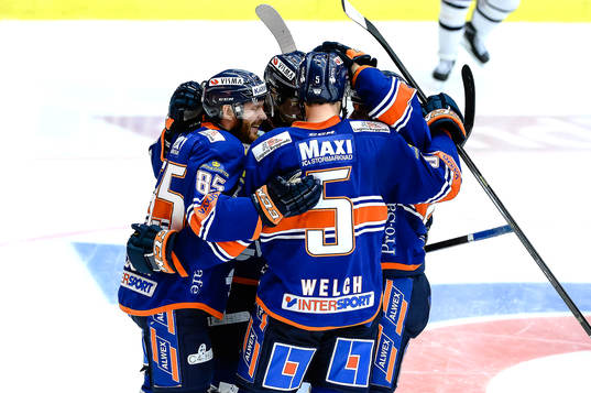 Växjös Liam Reddox  har gjort 2-1 till Växjö