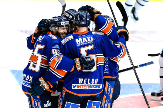 Växjös Liam Reddox  har gjort 2-1 tiil Växjö