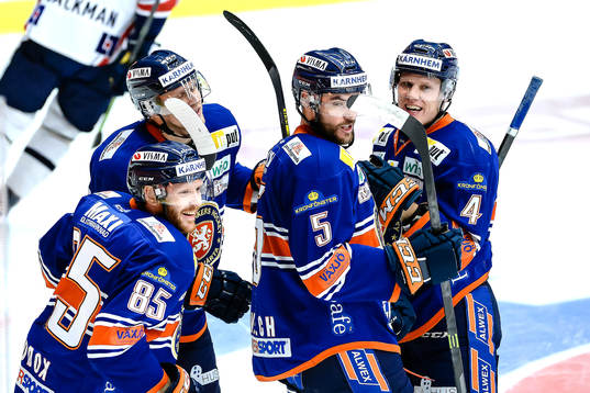 Växjös Liam Reddox  har gjort 2-1 tiil Växjö