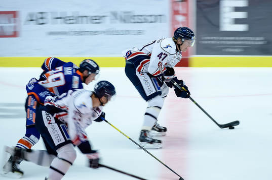 Linköpings Oscar Sundh med pucken