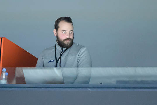 Växjös nyförvärv Josh Hennesy tittar på matchen från