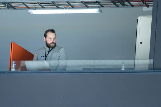 Växjös nyförvärv Josh Hennesy tittar på matchen från
