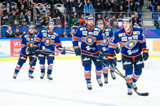 Växjös Gustav Rydahl  (th) har gjort 3-2 till Växjö