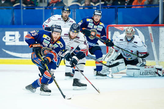 Växjös Liam Reddox med pucken framför Linköpings mål