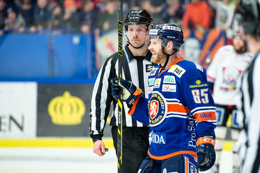 Växjös Liam Reddox har gjort 4-2 till Växjö och jublar
