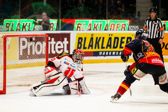 Örebros målvakt Julius Hudacek släpper in en straff