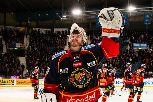Djurgårdens målvakt Mikael Tellqvist  tackar publiken