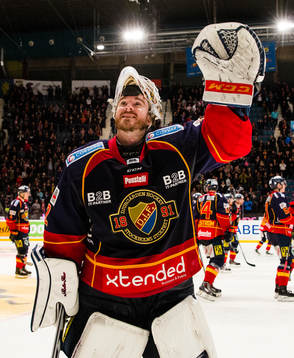 Djurgårdens målvakt Mikael Tellqvist  tackar publiken