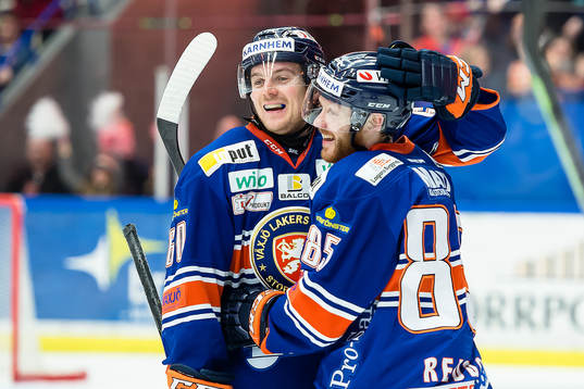 Växjös Liam Reddox har gjort 4-2 till Växjö och jublar