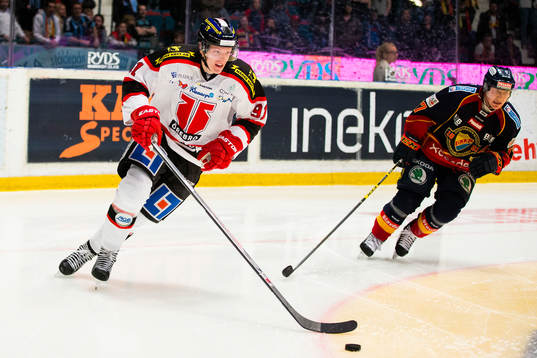 Örebros Jakub Krejcik med pucken